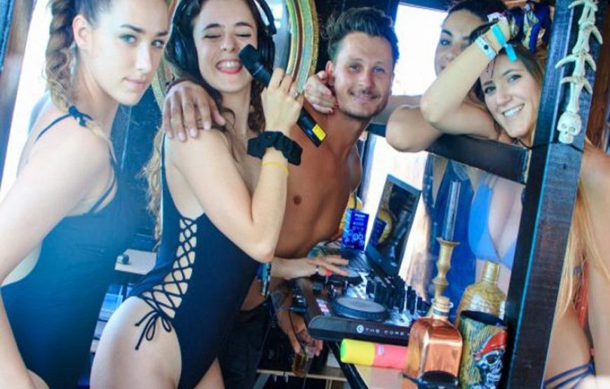 Mallorca Pack Despedida – Salida en barco + Humor Amarillo o Paintball + Cena y Show privado