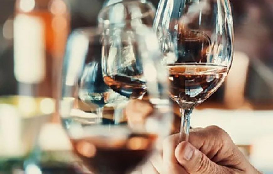 Package Enterrement de Vie Mallorca: Dégustation de vins + Dîner et spectacle