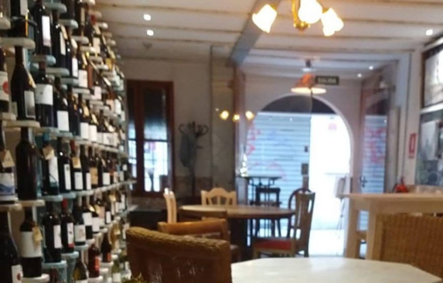 Package Enterrement de Vie Mallorca: Dégustation de vins + Dîner et spectacle