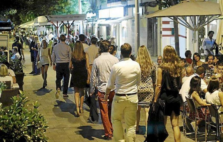 Premium Seafood Dinner and Drag Queen Show in Palma de Mallorca