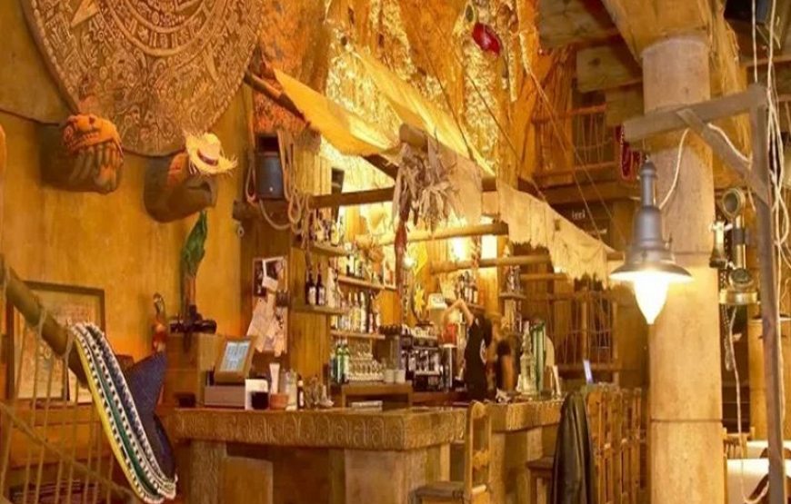 Dîner Cuisine Tex-Mex et spectacle privé de stripteaseur à Sant Antoni de Portmany, Ibiza, Espagne.