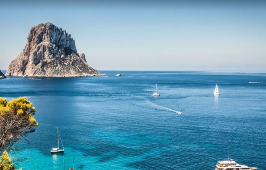 Stag & Hen Do Plan in Ibiza – Private Catamaran tour and Dinner with Show