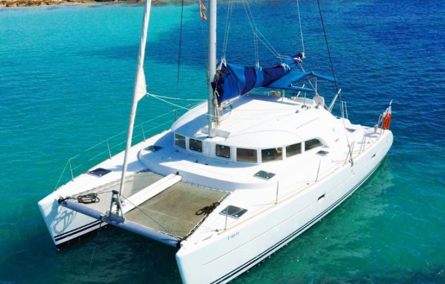 Excursión privada en Catamarán con atardecer incluido por el suroeste de Ibiza