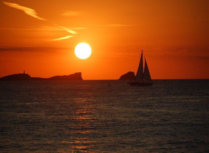 barco con puesta del sol en Ibiza