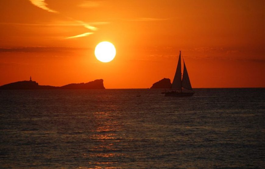 Excursión privada en Catamarán con atardecer incluido por el suroeste de Ibiza