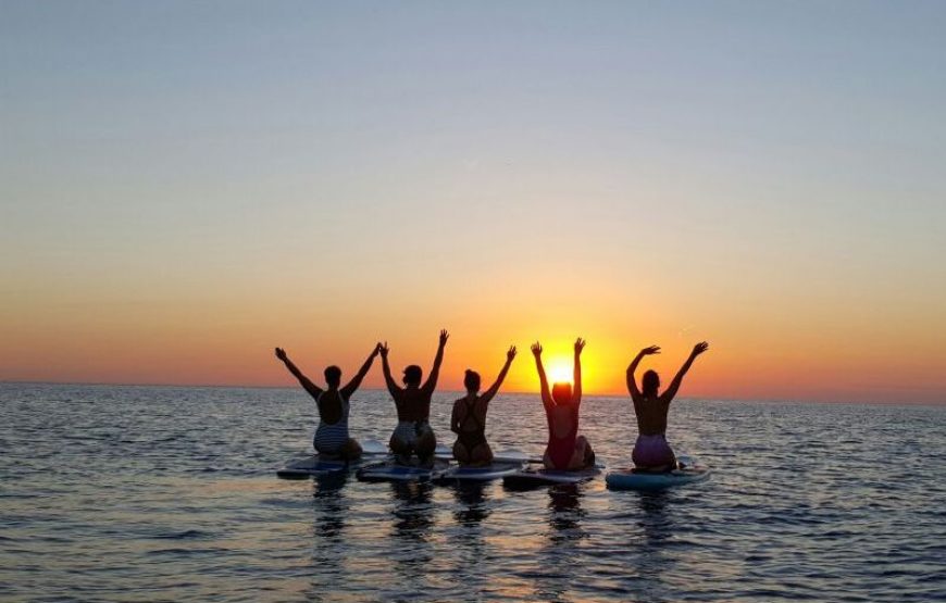 Excursión privada en Catamarán con atardecer incluido por el suroeste de Ibiza