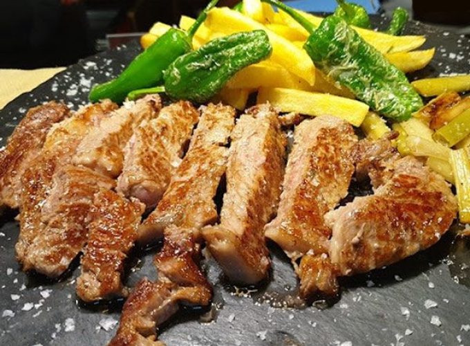 Dîner et spectacle de stripteaseur or stripteaseuse amusant à Alicante