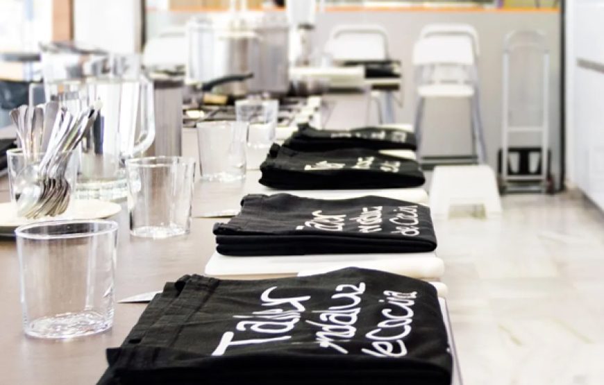 Clase de Cocina Española en el Mercado de Triana con Visita al Mercado y Paella