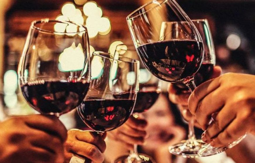 Comida o cena y Espectáculo privado de boy o estríper. Hora a determinar. Ibiza ciudad.